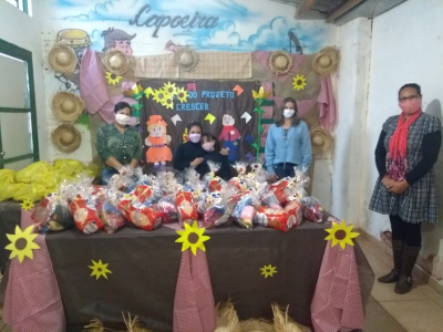 CRIANÇAS DO PROJETO CRESCER RECEBEM CESTA EM COMEMORAÇÃO AS FESTAS JUNINAS