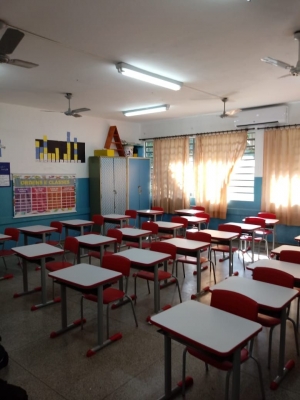 ESCOLA MUNICIPAL DE ENSINO FUNDAMENTAL RECEBE CARTEIRAS E CADEIRAS NOVAS PARA OS ALUNOS