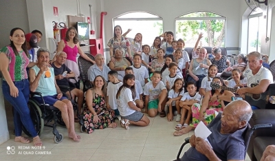 Crianças do Projeto Crescer visitam asilo de Pirapozinho