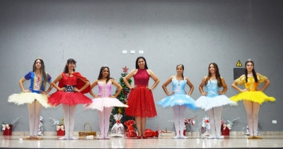 Alunas do projeto Desabrochar Ballet recebem certificado em noite de apresentação